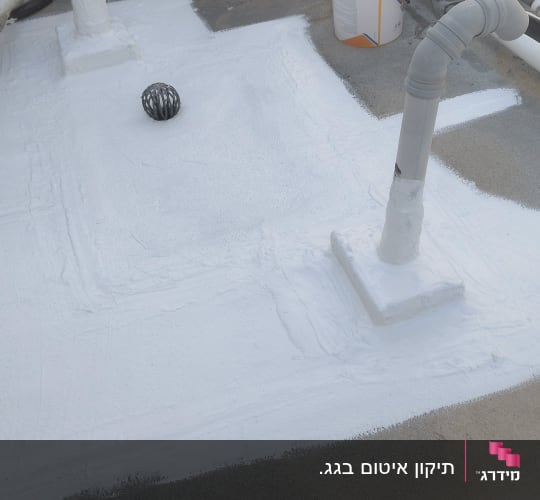 איטום גג עם חומר לבן וצינורות
